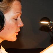 Åsne Seierstad läser in ljudbok i studio.