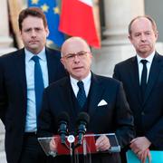 Frankrikes premiärminister Bernard Cazeneuve håller en pressbriefing.