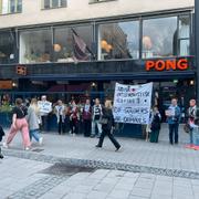 Den här bilden publicerades av Judiska Ungdomsförbundet i Sverige på X med texten: ”Det spelar ingen roll vem avsändaren är, och det spelar all roll vad kontexten är. Att ställa sig med detta framför den judiska skolan när barn går hem är rakt av antisemitiskt.”