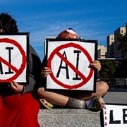 Personer som protesterar mot nya AI-datacenter i USA.