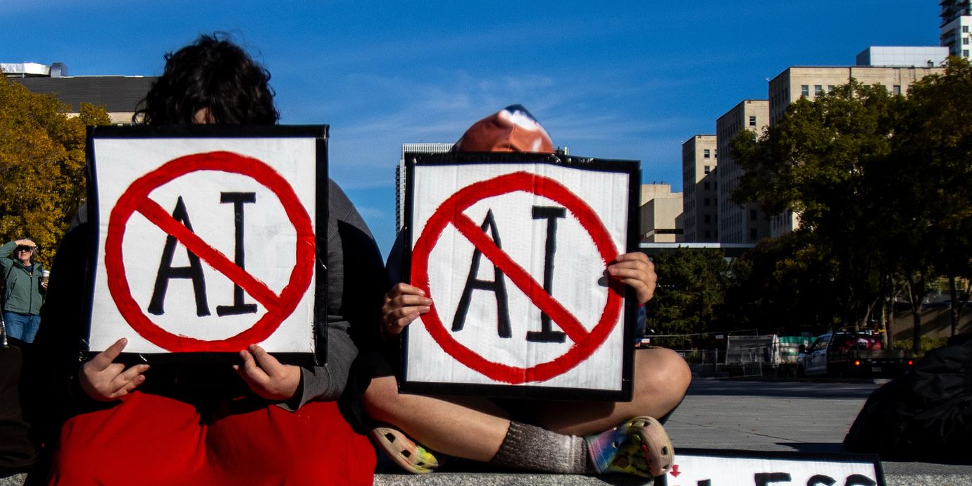 Personer som protesterar mot nya AI-datacenter i USA.