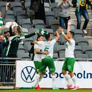 Hammarbyspelarna jublar efter Astrit Selmanis 2–1-mål. 