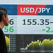 Illustrationsbild. Skylt med dollar/yen-kurser i Tokyo.