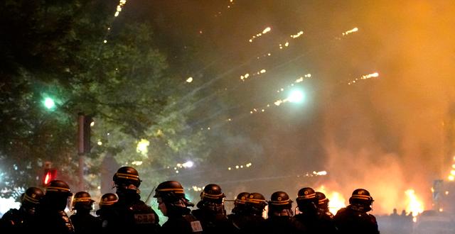 Polis i Nanterre under nattens demonstrationer. Christophe Ena / AP
