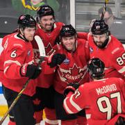 Kanada firar 3–0-målet mot Finland.