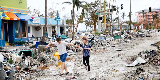 Två tonåringar i ett förstört område i Fort Myers. Douglas R. Clifford / AP