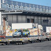 Polisen jagar ett okänt antal gärningsmän vid Arlanda efter ett inbrott i en lagerlokal vid flygplatsen.