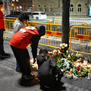 Minnesplats på Valhallavägen där bussen körde igenom en busskur. 