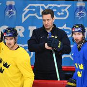 Sveriges förbundskapten Sam Hallam (mitten), Mikael Backlund och Marcus Pettersson  då Tre Kronor tränade under gårdagen. 