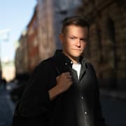 Journalisten Joakim Medin fotograferad i Gamla stan i Stockholm inför den kommande rättegången.