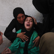 Sörjande kvinnor i Gaza / Trump. 