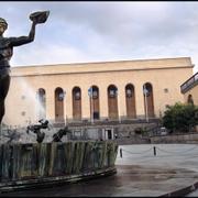 Götaplatsen med Poseidon vid toppen av avenyn i Göteborg. I bakgrunden Göteborgs konstmuseum. 
