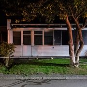 Avspärrat efter en brand i ett radhus på Linnero i Lund natten till tisdagen.