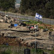Israeliska stridsvagnar nära gränsen mot Libanon.