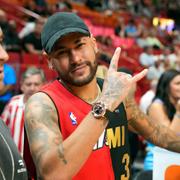 Neymar på kollar på basket i New York i slutet på mars förra året. 