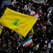 Demonstranter med Hizbollahs och Irans flaggor.