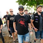 Sverigedemokraternas partiledare Jimmie Åkesson (SD) tågar med väljare från Sweden Rock Festival. Arkivbild.