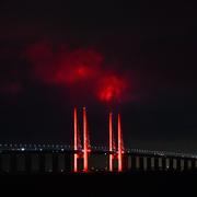 Öresundsbron i röd julbelysning den andra advent 2022.