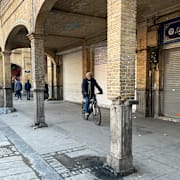 En man cyklar i Teheran under protesterna i staden den 6 januari i år. 