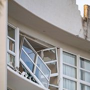 Ett förstört fönster i hotellet där helikoptern kraschade. 