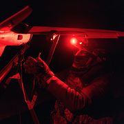En ukrainsk soldat med en drönare i början av året.