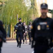 Poliser utanför Ukrainas ambassad i Madrid.