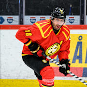 Färjestads Filip Roos jagar Brynäs Anton Rödin. 