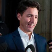 Kanadas premiärminister Justin Trudeau lämnar sitt kansli efter att den nya uppgörelsen blev klar.