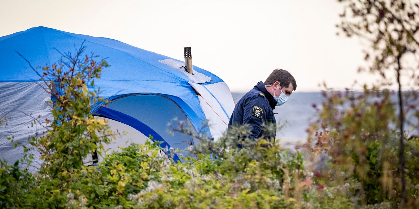 Avspärrningar kring ett tält och polis och kriminaltekniker på plats på Ön på Limhamn på lördagsmorgonen.