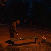 En ukrainare undersöker ett fragment av en drönare.