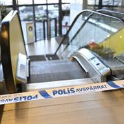 Polisens avspärrning efter larm om en skottlossning vid Kungens kurva i Huddinge söder om Stockholm.