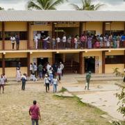 Människor röstar vid en vallokal i huvudstaden Libreville. 