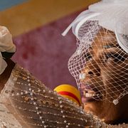 En brud sätter en ring på sin brudgums finger under ett bröllop i Bunia i Kongo-Kinshasa.