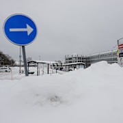 Snöhög vid en busshållplats på Landvetter.