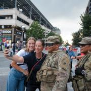 Två kvinnor tar en selfie med nationalgardister i DC.