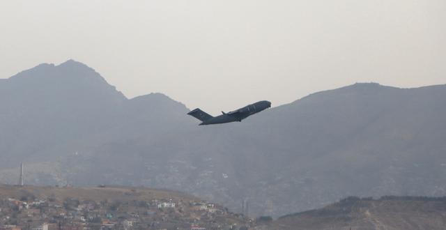 Amerikanskt flygplan lyfter från flygplatsen i Kabul. Wali Sabawoon / TT NYHETSBYRÅN