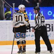 Joakim Lindström får lämna isen efter tacklingen mot Oscar Steen.