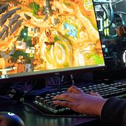 Illustrationsbild på person som spelar Fortnite.