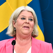 Socialtjänstminister Camilla Waltersson Grönvall (M) och en bild på ett HVB-hem. 