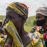 Anhöriga till en död i ebola närvarar på begravning i Bunia under lördagen.
