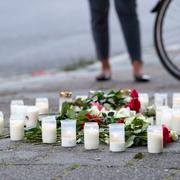 Blommor och ljus på Sergels väg i stadsdelen Ribersborg i Malmö där en 30-årig kvinna sköts till döds.