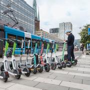 Elsparkcyklar står uppställda på rad på Vasagatan i Stockholm.