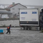 Översvämningar i Fiskhamnen i Göteborg på tisdagen, efter att Göta älv svämmat över. Stora mängder regn har fallit till följd av ovädret Hans. 