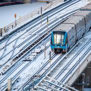 Illustrationsbild: Tunnelbanetåg i vinterväder i Stockholm.