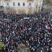 Tusentals protesterar i lördagens demonstrationer i Budapest mot Viktor Orbán. 