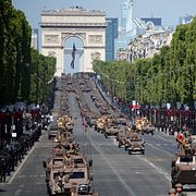 Arkivbild från en militärparad på Champs-Elysees i Paris.