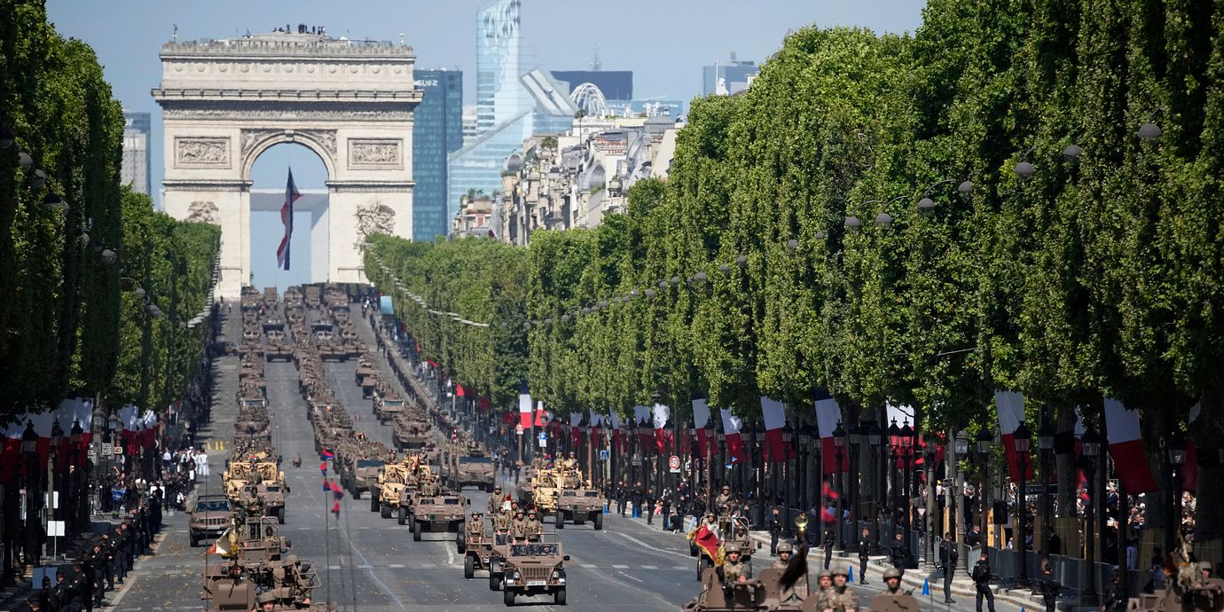 Arkivbild från en militärparad på Champs-Elysees i Paris.