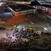 Människor samlade utanför migrantcentret efter branden.