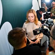 Elisabeth Thand Ringqvist intervjuas av SVT.