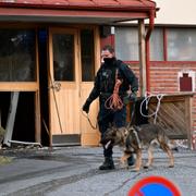 Polis och räddningstjänst har larmats och en person uppges vara skadad efter en explosion i ett flerfamiljshus i Tyresö.